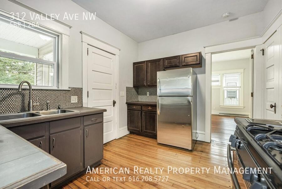 312 Valley Ave Nw - Photo 6 of 19