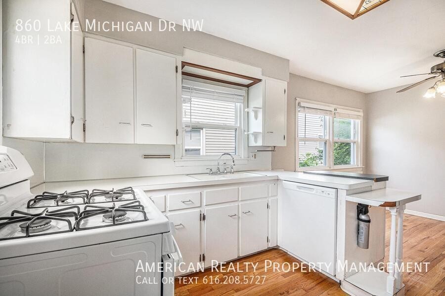 860 Lake Michigan Dr Nw - Photo 5 of 19
