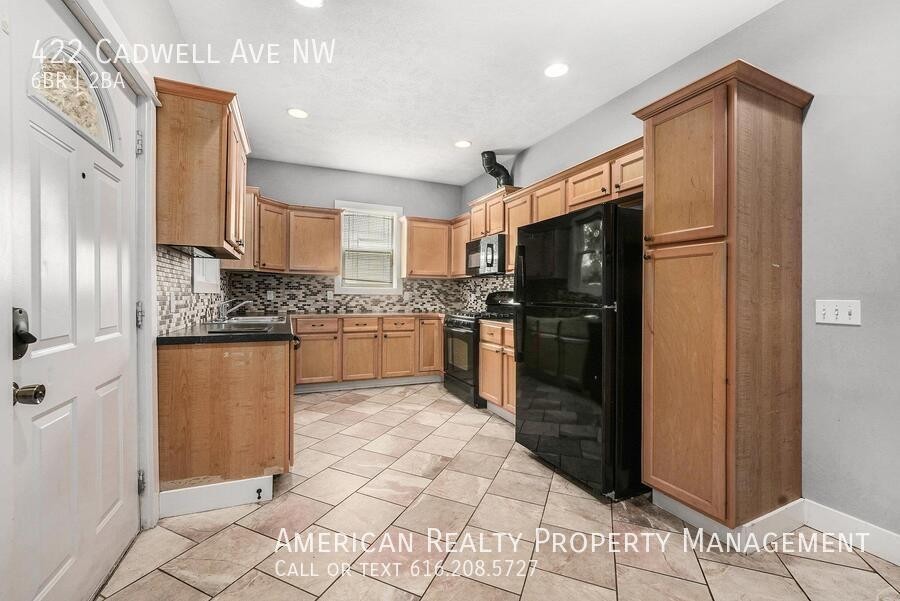 422 Cadwell Ave Nw - Photo 5 of 17