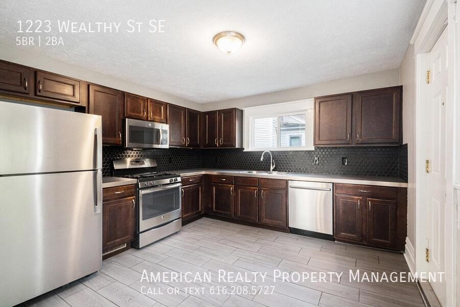 1223 Wealthy St Se - Photo 2 of 18