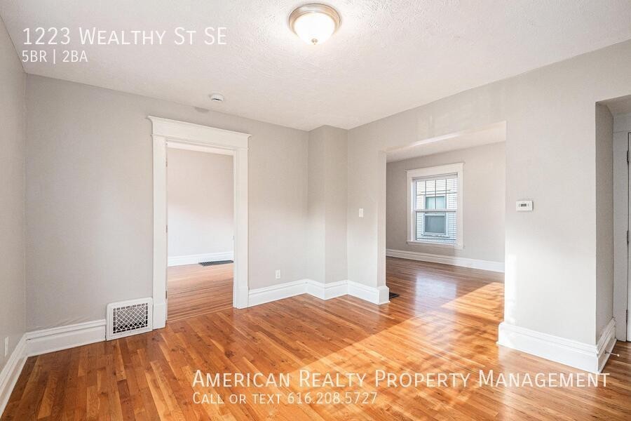 1223 Wealthy St Se - Photo 4 of 18