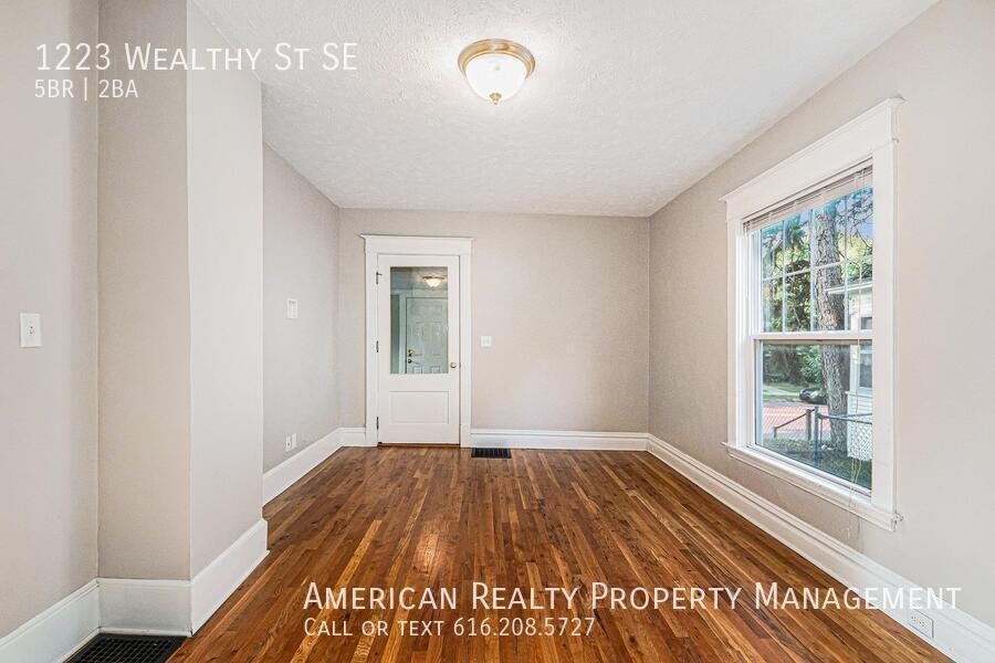 1223 Wealthy St Se - Photo 5 of 18