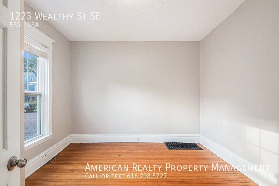1223 Wealthy St Se - Photo 7 of 18