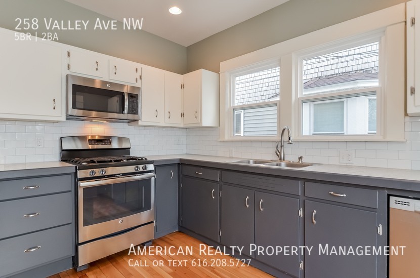 258 Valley Ave Nw - Photo 2 of 20