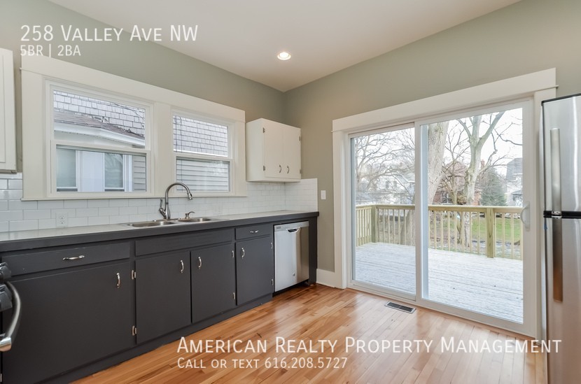 258 Valley Ave Nw - Photo 3 of 20