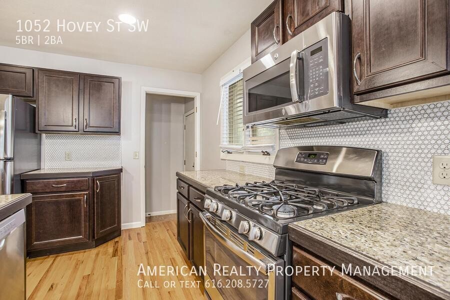 1052 Hovey St Sw - Photo 5 of 18