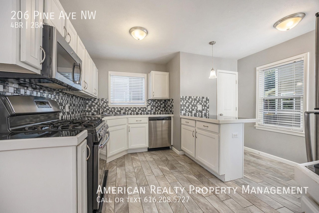 206 Pine Ave Nw - Photo 4 of 17