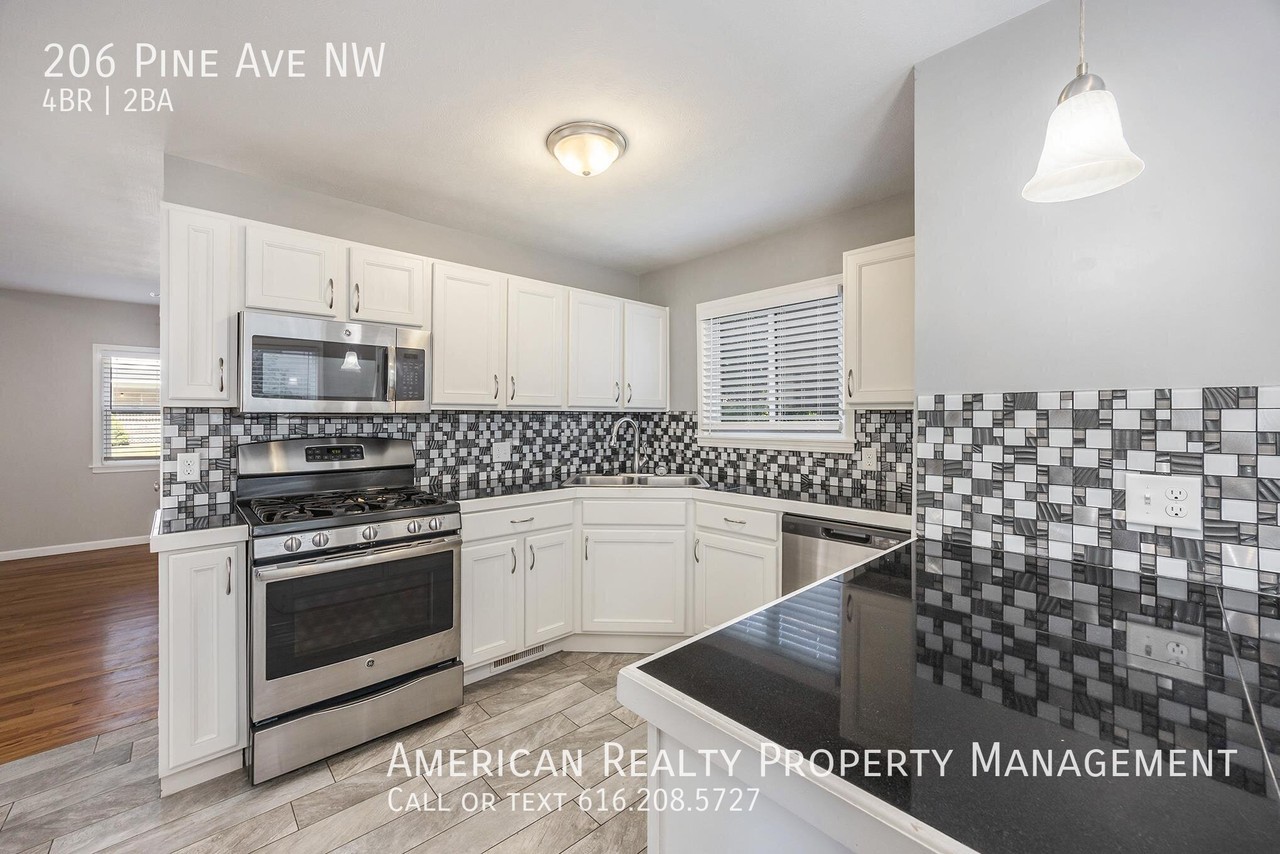 206 Pine Ave Nw - Photo 5 of 17