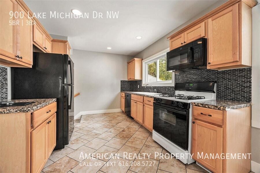 900 Lake Michigan Dr Nw - Photo 4 of 19