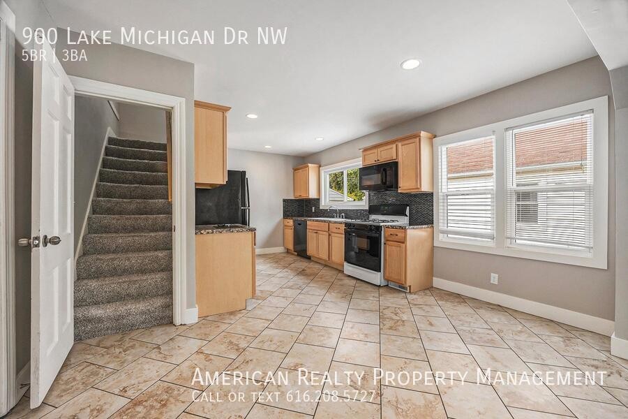 900 Lake Michigan Dr Nw - Photo 5 of 19