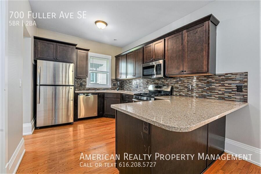 700 Fuller Ave Se - Photo 4 of 18