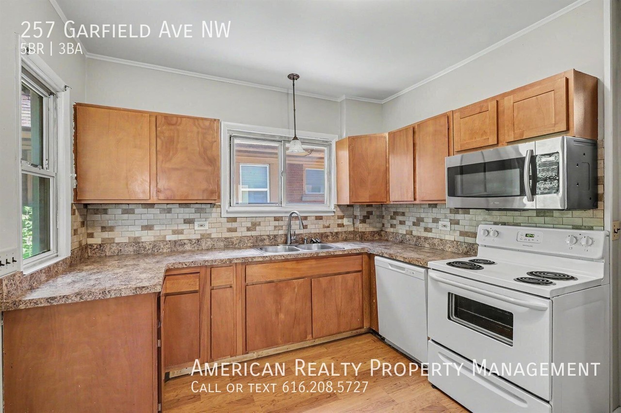 257 Garfield Ave Nw - Photo 4 of 19