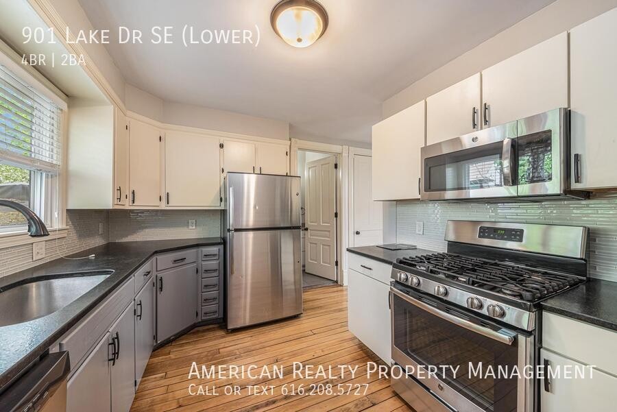 901 Lake Dr Se - Photo 4 of 20