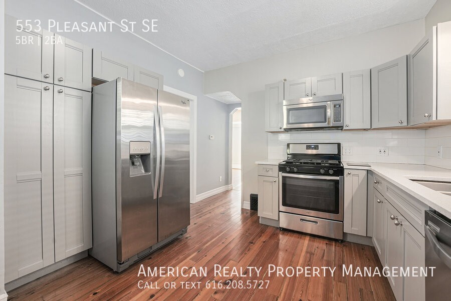 553 Pleasant St Se - Photo 4 of 17