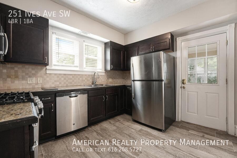 251 Ives Ave Sw - Photo 4 of 17