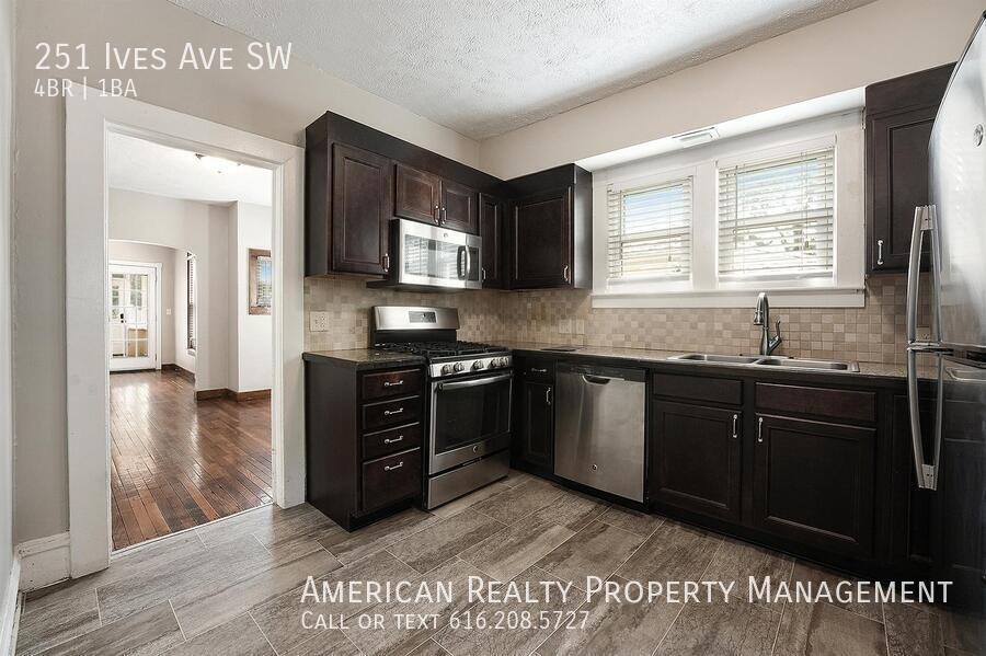 251 Ives Ave Sw - Photo 5 of 17