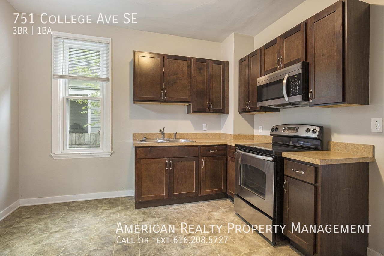 751 College Ave Se - Photo 5 of 19