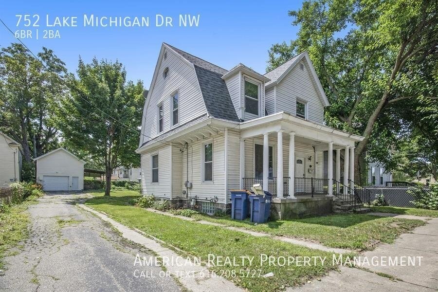 752 Lake Michigan Dr Nw - Photo 2 of 20