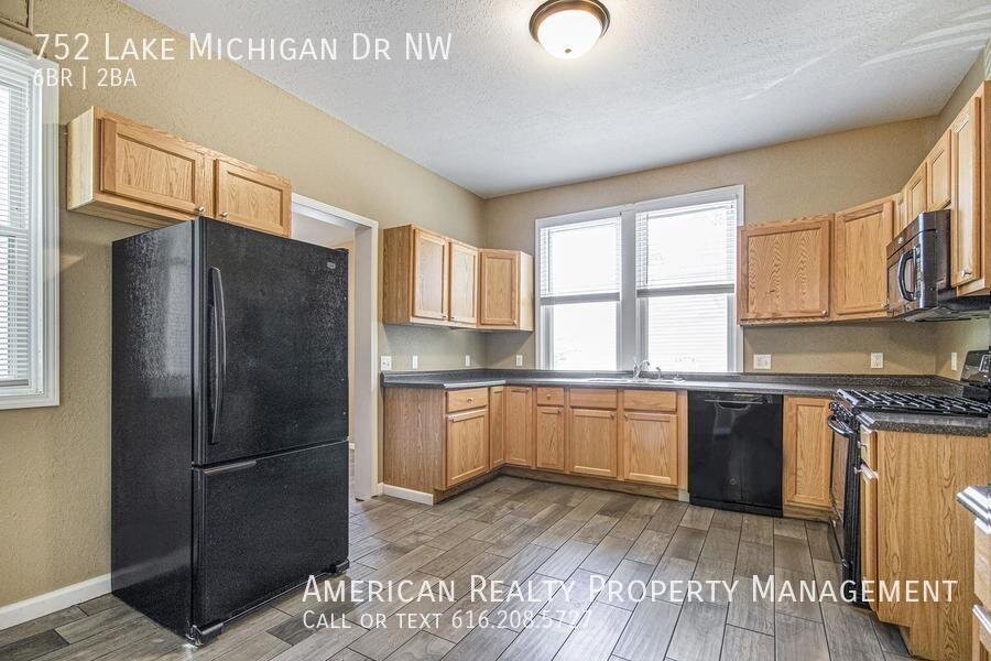 752 Lake Michigan Dr Nw - Photo 4 of 20