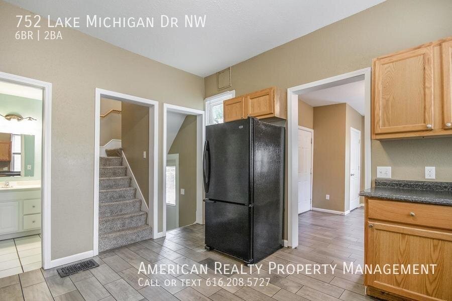 752 Lake Michigan Dr Nw - Photo 5 of 20