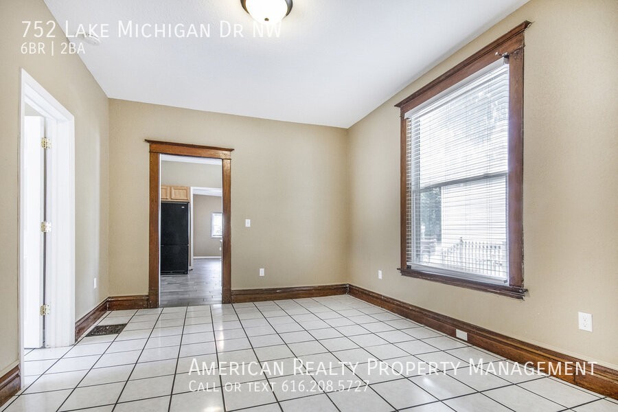 752 Lake Michigan Dr Nw - Photo 7 of 20