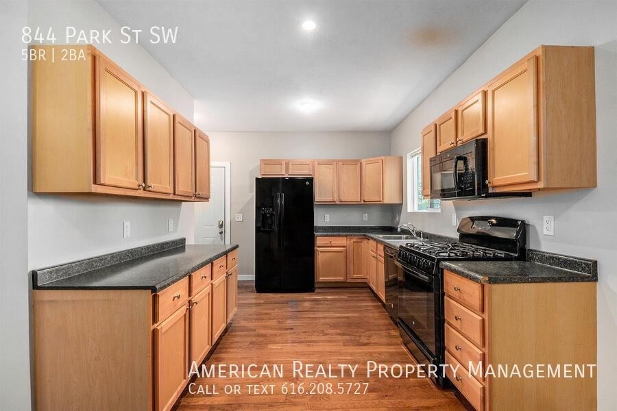 844 Park St Sw - Photo 4 of 18