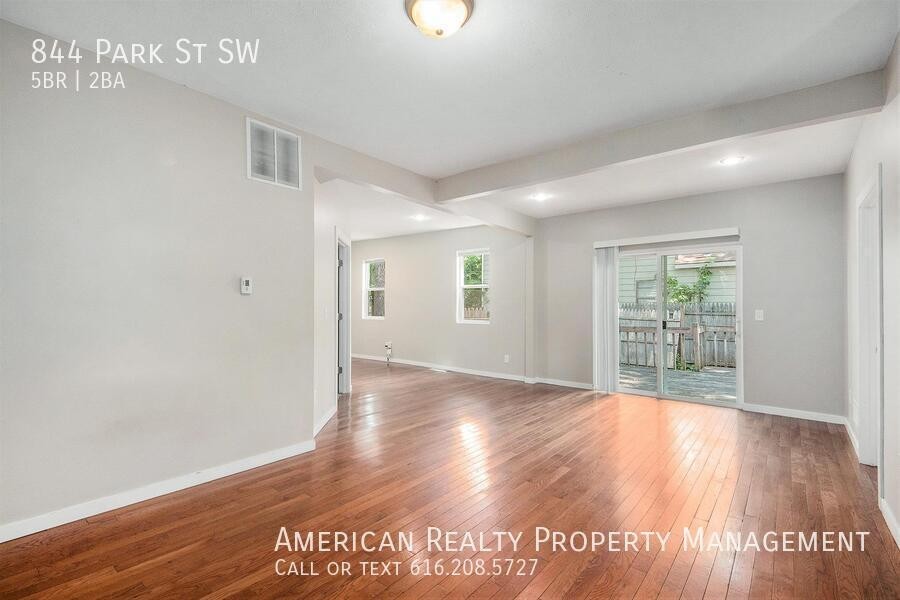 844 Park St Sw - Photo 5 of 18