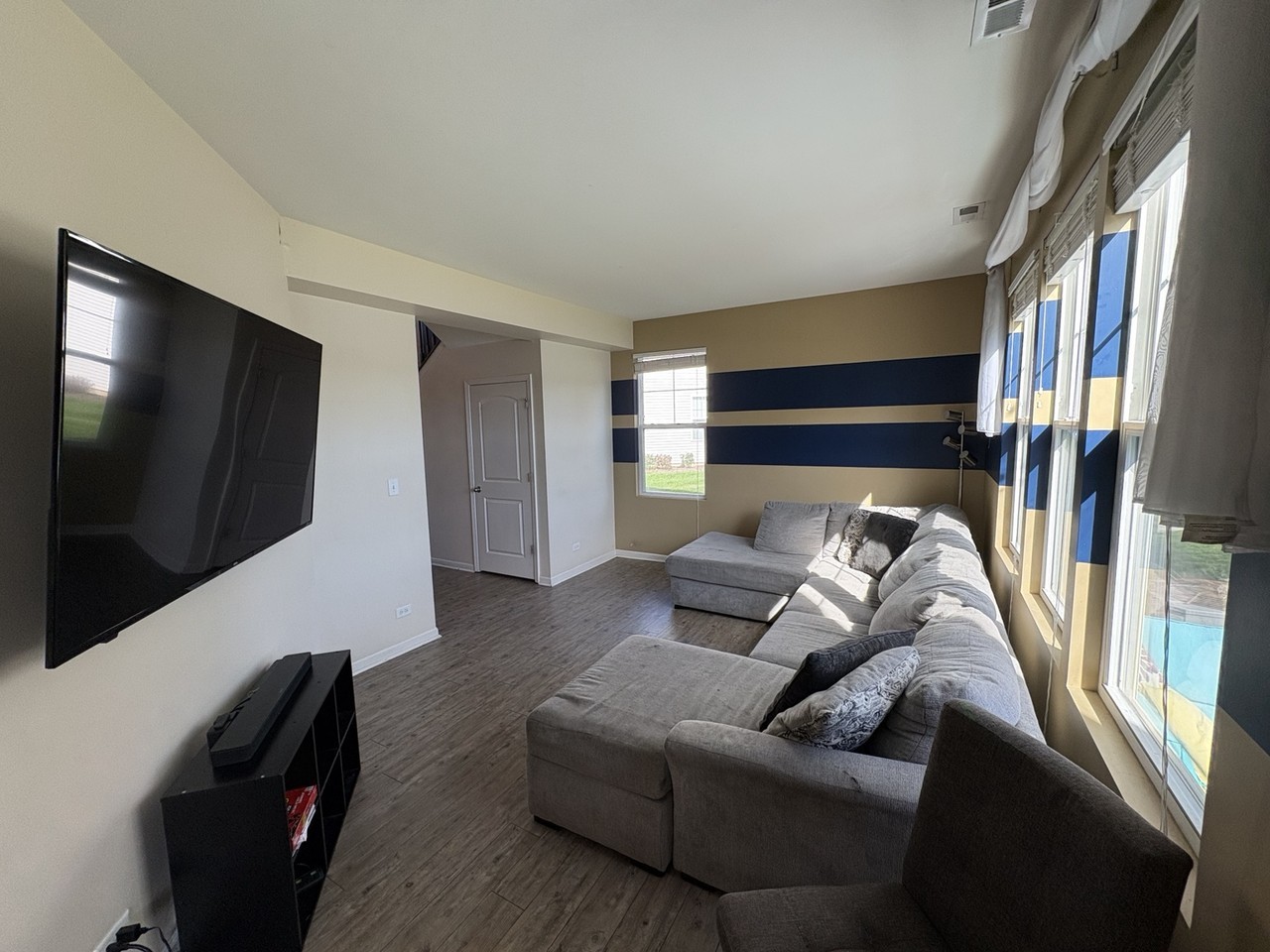 1437 Lighthouse Ln - Photo 4 of 37