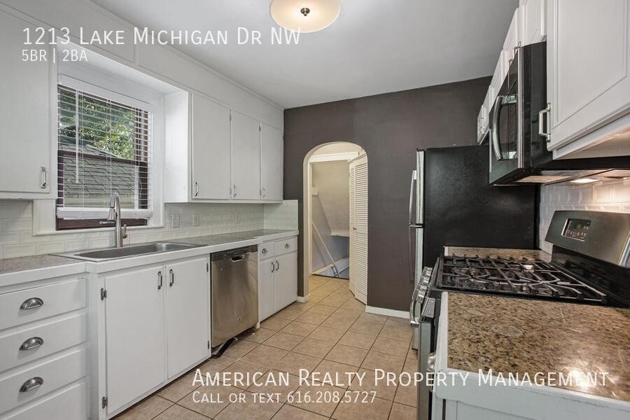 1213 Lake Michigan Dr Nw - Photo 4 of 18