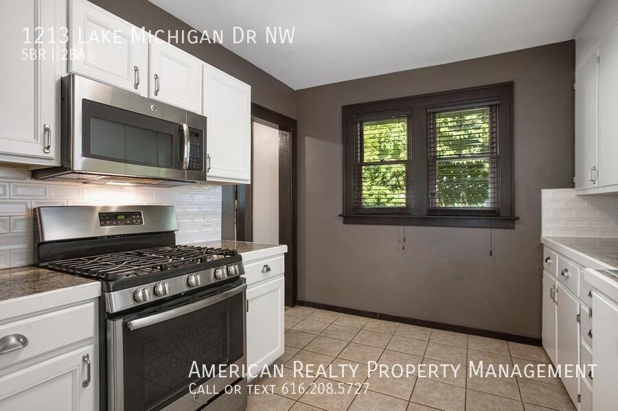 1213 Lake Michigan Dr Nw - Photo 5 of 18
