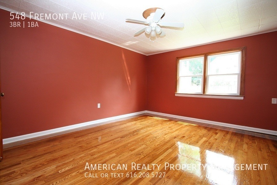 548 Fremont Ave Nw - Photo 4 of 9