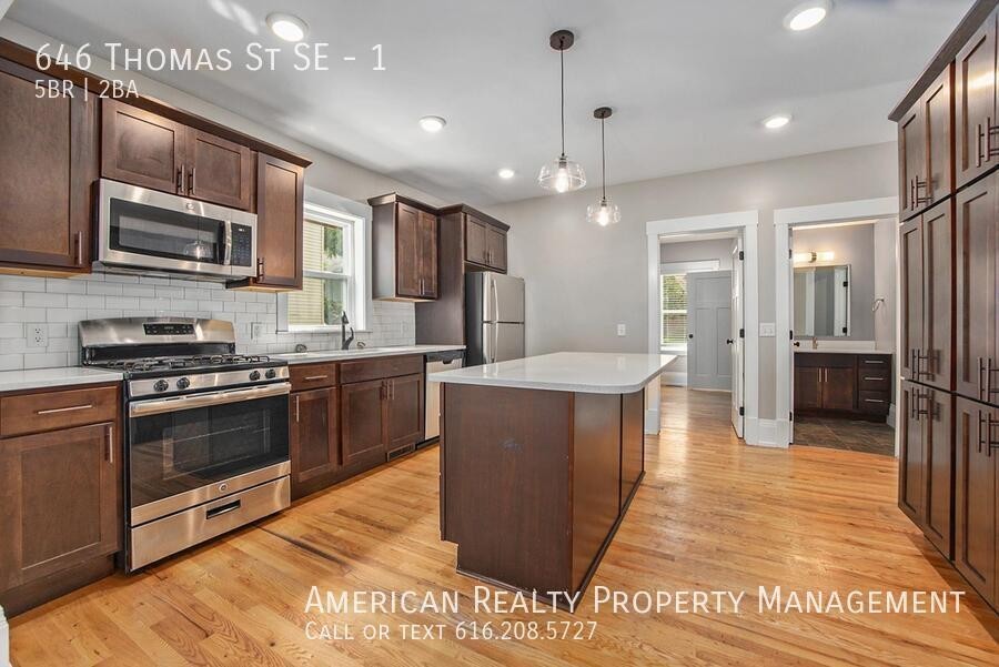 646 Thomas St Se #1 - Photo 4 of 17