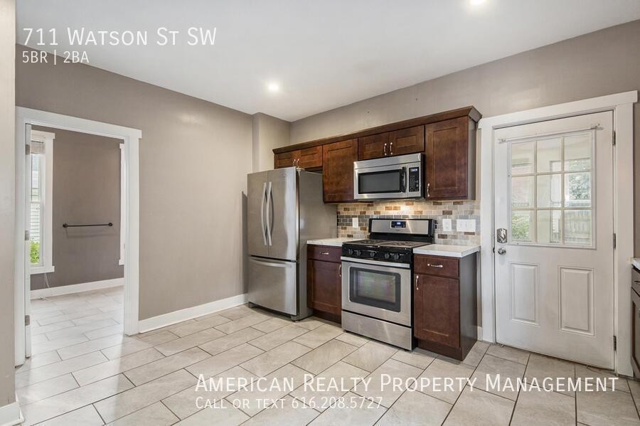711 Watson St Sw - Photo 5 of 22