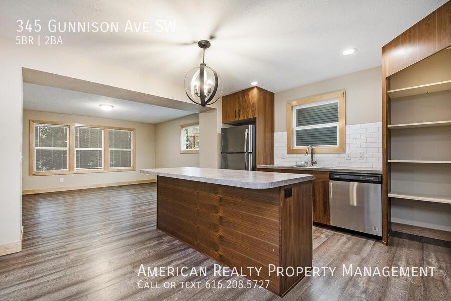 345 Gunnison Ave Sw - Photo 4 of 19