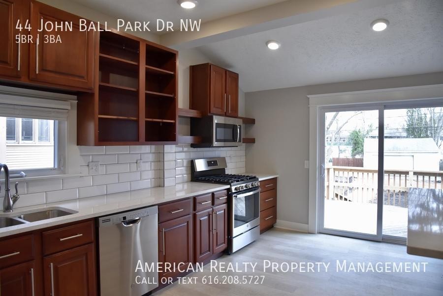 44 John Ball Park Dr Nw - Photo 6 of 32
