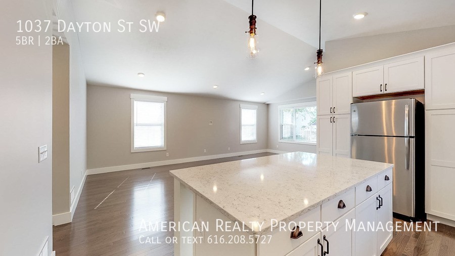 1037 Dayton St Sw - Photo 4 of 19