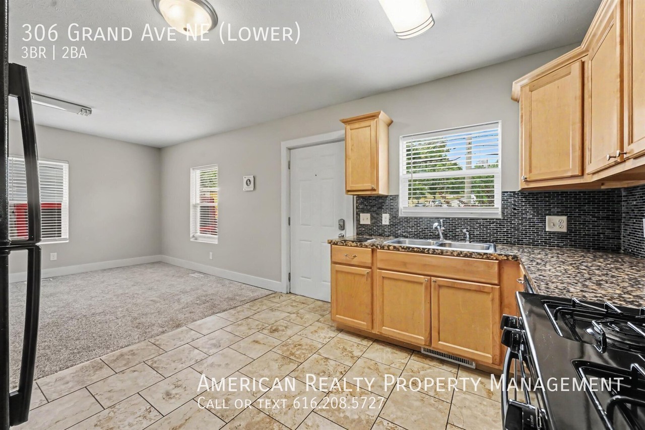 306 Grand Ave Ne - Photo 2 of 14