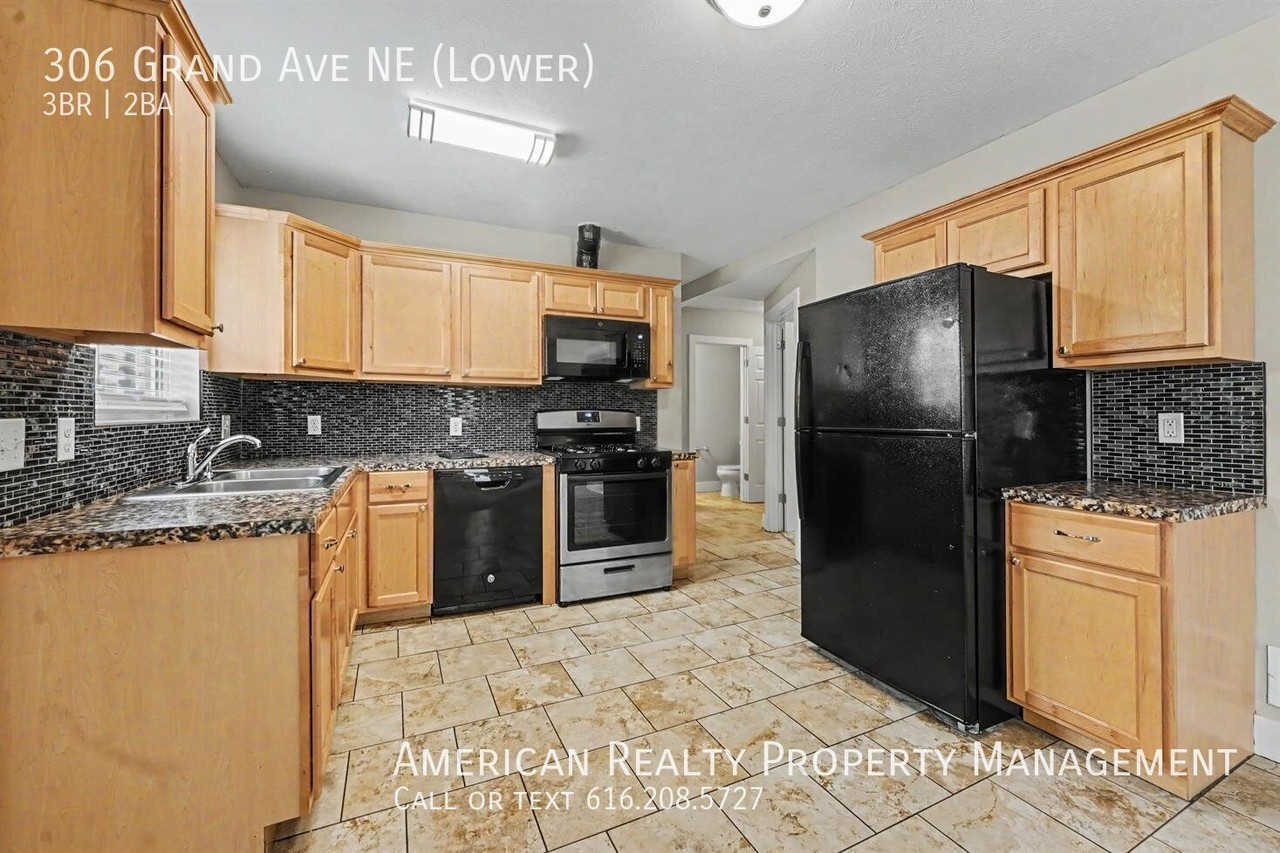 306 Grand Ave Ne - Photo 4 of 14