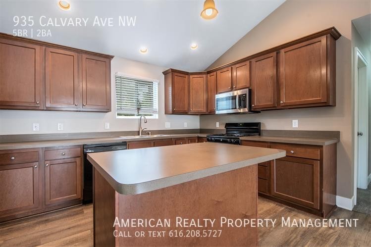 935 Calvary Ave Nw - Photo 4 of 19