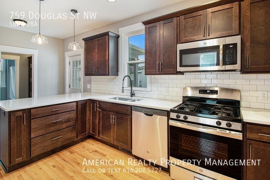 759 Douglas St Nw - Photo 4 of 18