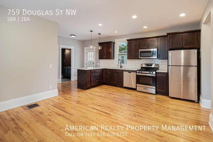 759 Douglas St Nw - Photo 5 of 18