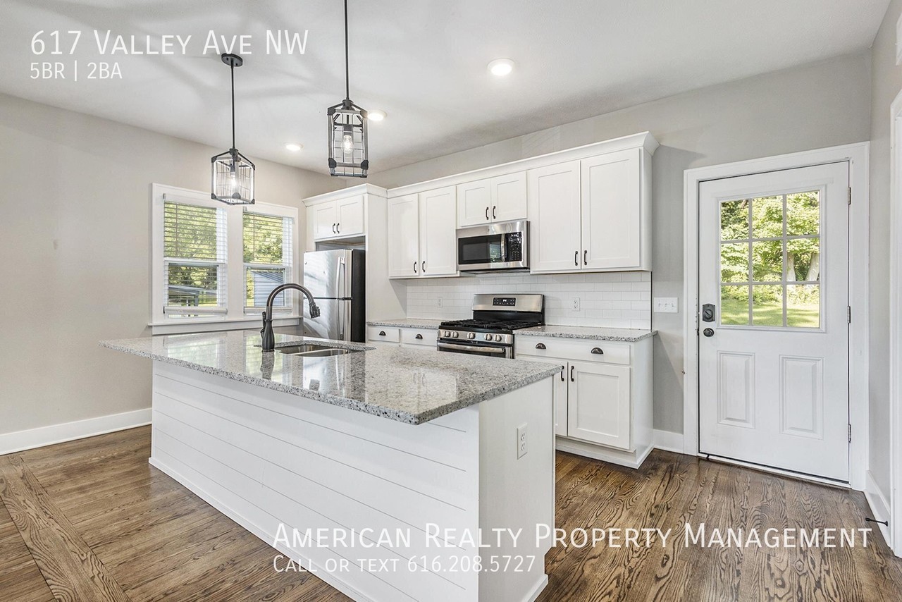 617 Valley Ave Nw - Photo 4 of 21