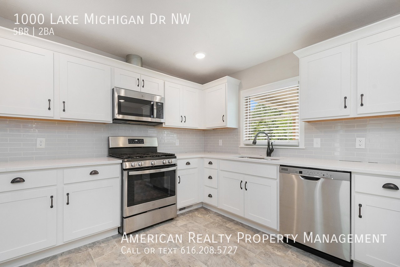 1000 Lake Michigan Dr Nw - Photo 4 of 21