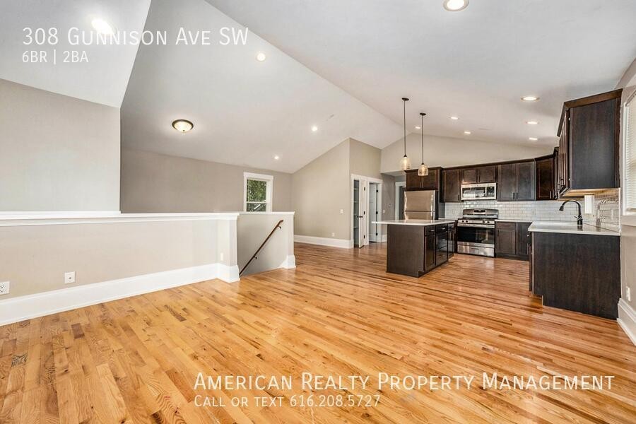 308 Gunnison Ave Sw - Photo 2 of 17
