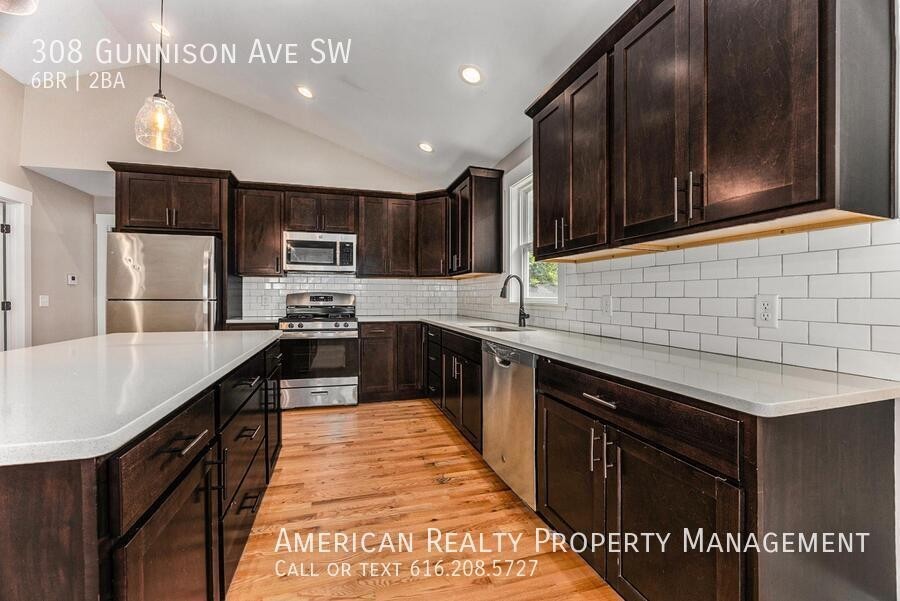 308 Gunnison Ave Sw - Photo 4 of 17