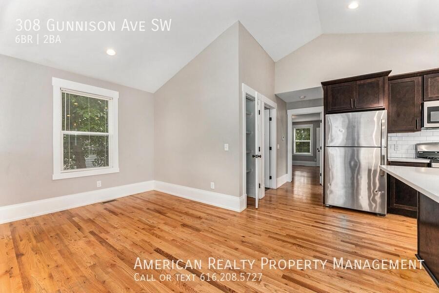 308 Gunnison Ave Sw - Photo 5 of 17
