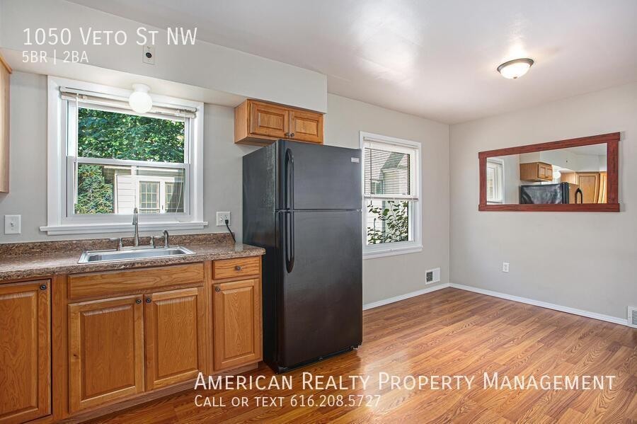 1050 Veto St Nw - Photo 4 of 18