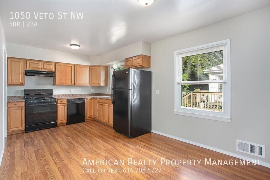 1050 Veto St Nw - Photo 5 of 18