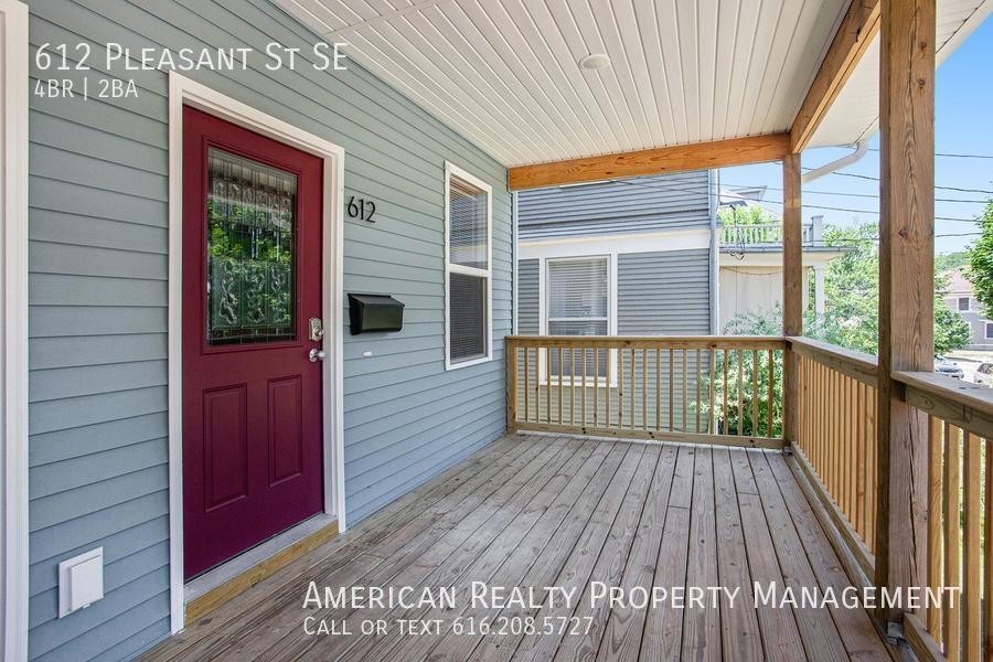 612 Pleasant St Se - Photo 3 of 19
