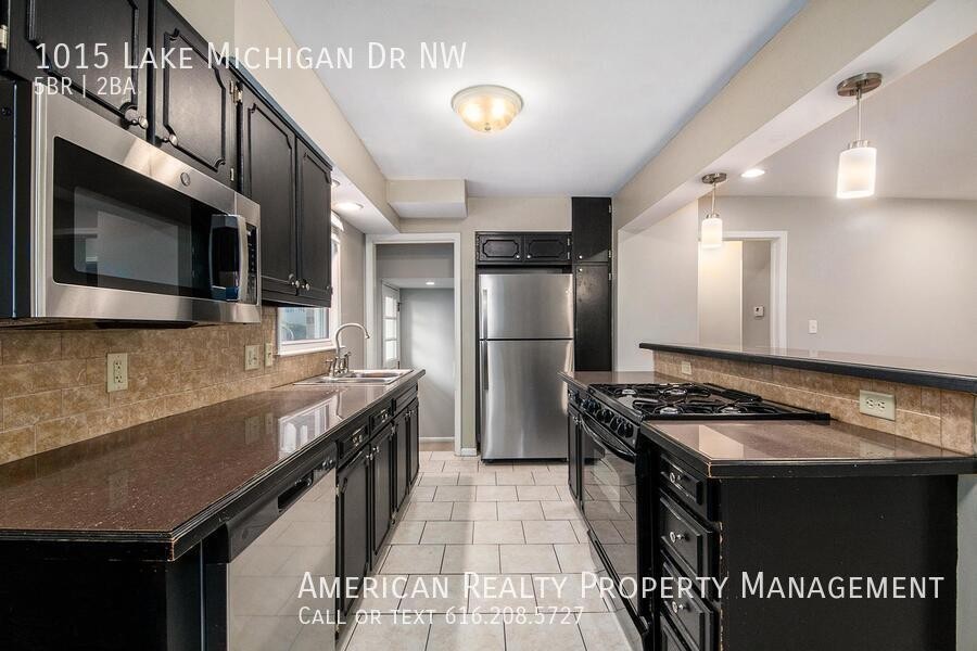 1015 Lake Michigan Dr Nw - Photo 4 of 19